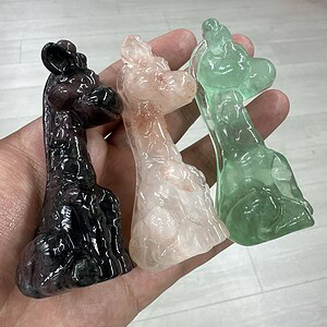 All kinds of crystal-carved giraffes