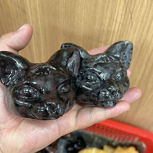 A cat head carved from mixed materials