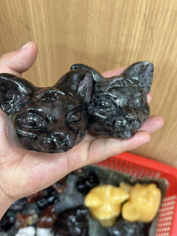 A cat head carved from mixed materials