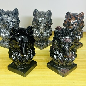 Wolf head carved from mixed materials, 12cm