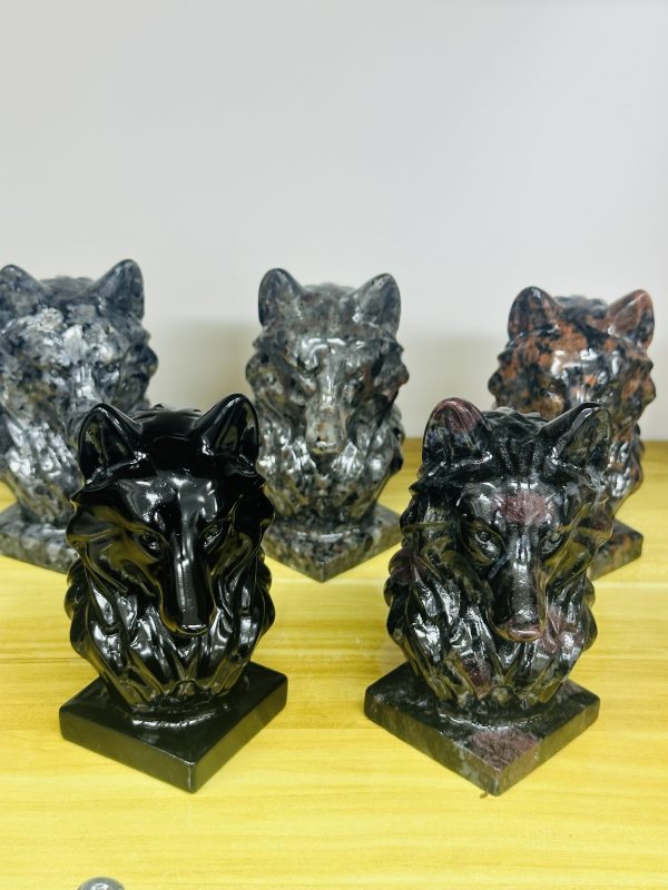 Wolf head carved from mixed materials, 12cm