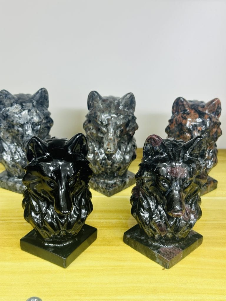 Wolf head carved from mixed materials, 12cm